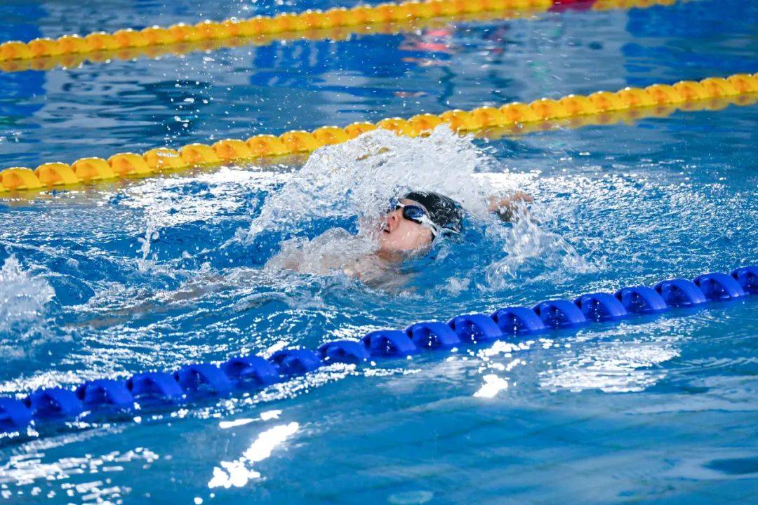 九游网页版-游泳比赛选手们实力角逐,场面激烈的简单介绍