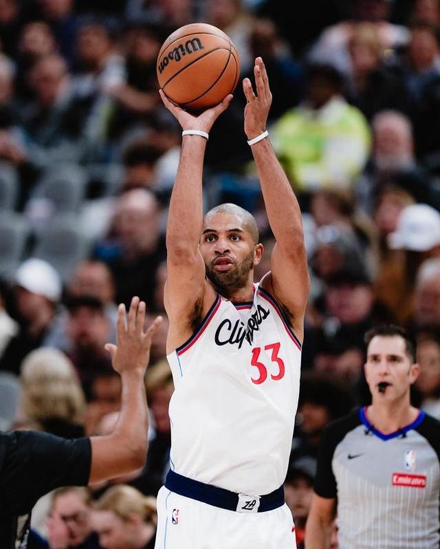 快船主场战胜黄蜂,取得赛季第十胜 快船主场战胜黄蜂,取得赛季第十胜