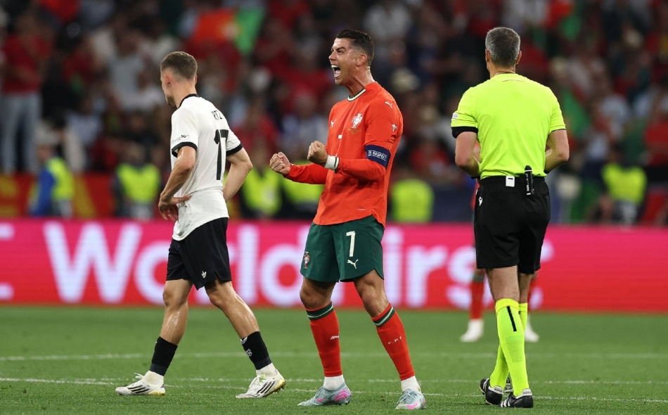 九游官网-梅开二度！C罗攻破对手球门，向冠军进发的简单介绍